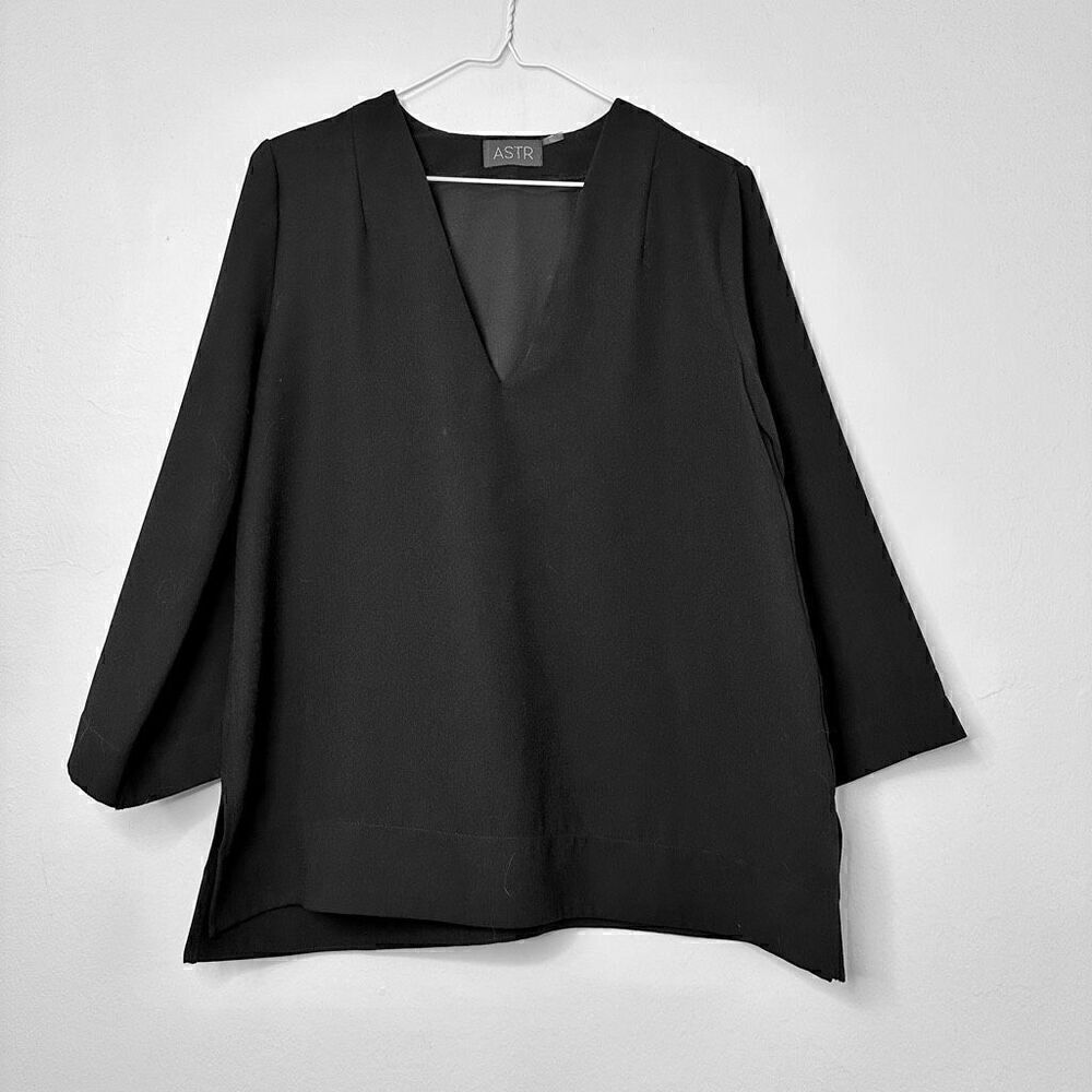 ASTR V Neck Side Slit Long Sleeve Relaxed Fit Tunic Blouse Top Black Medium